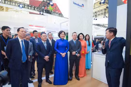 Nhận quà khi check-in gian hàng VietinBank tại "Triển lãm thành tựu đất nước"