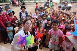 Tiểu Vy nối dài dự án cộng đồng giúp đỡ trẻ em có hoàn cảnh khó khăn