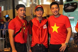 Diễn viên Doãn Quốc Đam cùng nhóm nghệ sĩ ca hát, hỗ trợ "mời cơm" khuya các CCB trước giờ diễn ra A80