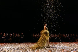 Hoa hậu Lương Thuỳ Linh giữ vị trí "vơ đét" trong show của NTK Lê Thanh Hòa