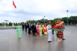 Đoàn thí sinh "Hoa hậu Doanh nhân Đại Việt 2025" dâng hương tại tượng đài Bác Hồ