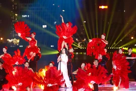 Nhạc hội "Khúc xuân Hà Nội" tái hiện hoạt cảnh Tết với toa tàu điện, thuyền gỗ chùa Hương...