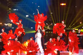 Nhạc hội "Khúc xuân Hà Nội" tái hiện hoạt cảnh Tết với toa tàu điện, thuyền gỗ chùa Hương...