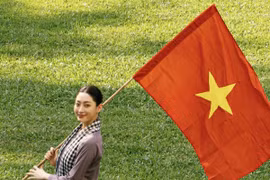 Hoa hậu Lương Thùy Linh tái hiện câu chuyện xúc động về áo bà ba