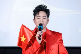 Tùng Dương gây bất ngờ khi lần đầu diễn xuất trong MV đậm chất điện ảnh