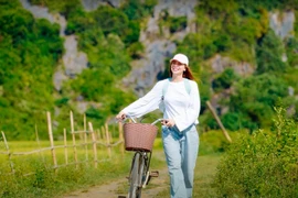 Hồ Ngọc Hà với 5 phút video "Quảng Bình - Đến để yêu"