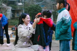 Á hậu Khánh Linh nhận bằng tốt nghiệp Đại học loại Giỏi, tiếp tục hành trình từ thiện cuối năm