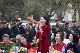 Hoa hậu Phan Kim Oanh hào hứng chấm thi gói bánh chưng