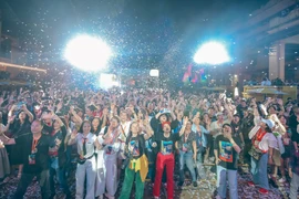 "Dạ hội cựu Sinh viên Thủ đô 2025" lập kỷ lục về...tổng số tuổi nghệ sĩ tham gia biểu diễn
