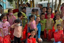 Hoa hậu Thuỳ Tiên tiếp tục trao sân chơi cho trẻ em tại các tỉnh miền Tây