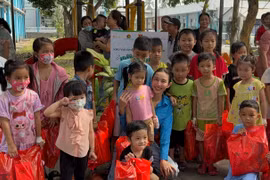 Hoa hậu Thuỳ Tiên tiếp tục trao sân chơi cho trẻ em tại các tỉnh miền Tây