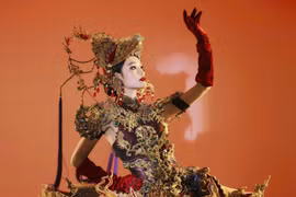 Trang phục “Thăng Long Hội” gây ấn tượng tại đấu trường sắc đẹp quốc tế