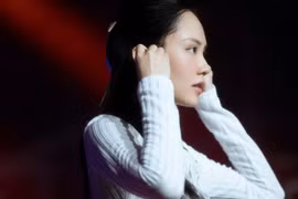 "Hậu" trao lại vương miện, Hoa hậu Mai Phương "chào sân" âm nhạc