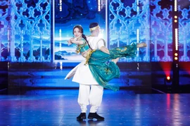 Bạn nhảy của Quỳnh Nga...đội mũ bảo hiểm để tập "Bước nhảy Hoàn vũ"