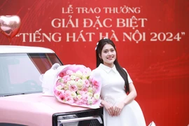 Thí sinh giành giải đặc biệt "Tiếng hát Hà Nội 2024" nhận bàn giao xe ô tô