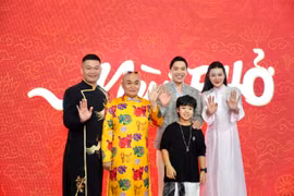 NSƯT Xuân Hinh: “Ở tuổi này mà cứ ở nhà nhìn thấy mình già đi thì buồn lắm” 