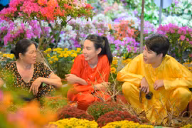 Hoa hậu Thuỳ Tiên cùng diễn viên Quang Trung trải nghiệm bán hoa ngày Tết