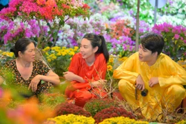 Hoa hậu Thuỳ Tiên cùng diễn viên Quang Trung trải nghiệm bán hoa ngày Tết