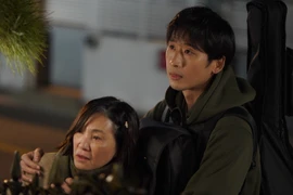 Tuấn Trần tự tay thiết kế logo tên phim cho "Mang mẹ đi bỏ"