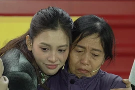 Nghĩa cử đẹp của Hoa hậu Tiểu Vy và ca sĩ Đông Hùng trong dịp đầu năm mới