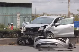 Ô tô vắt vẻo trên dải phân cách, cả gia đình thoát chết