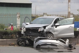 Ô tô vắt vẻo trên dải phân cách, cả gia đình thoát chết