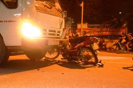 Tông trực diện xe tải, đôi nam nữ nguy kịch