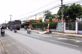 Vợ ngất xỉu bên thi thể người chồng bị xe tải cán ngang