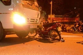 Tông trực diện xe tải, đôi nam nữ nguy kịch