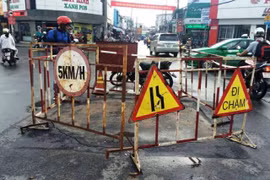 "Hố tử thần" xuất hiện trên phố khiến giao thông ùn ứ