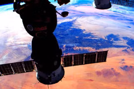 Ngắm vẻ đẹp mê hồn của Trái Đất từ không gian