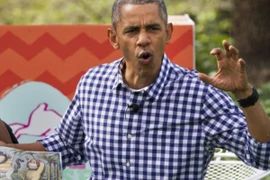 Tổng thống Obama giản dị, tươi trẻ với áo sơ mi 