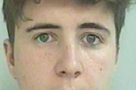 Đóng giả đàn ông, "quan hệ" cùng lúc với 3 thiếu nữ