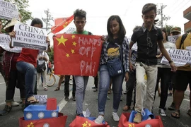 Ngư dân Philippines dùng bom cháy tấn công tàu Trung Quốc