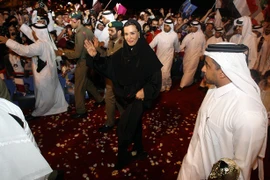 Top đệ nhất phu nhân lãnh đạo thế giới có hành động bị coi là "khiếm nhã"