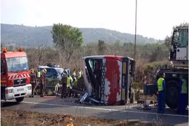 Tây Ban Nha: Kinh hoàng xe khách "đấu đầu" xe tải, 14 người thiệt mạng