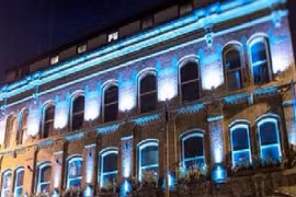 Anh: Sốc với cặp đôi cảnh sát "mây mưa" trên ban công giữa phố