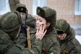 Ngắm "bóng hồng" quân nhân Nga thi "trang điểm ngụy trang"