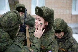 Ngắm "bóng hồng" quân nhân Nga thi "trang điểm ngụy trang"