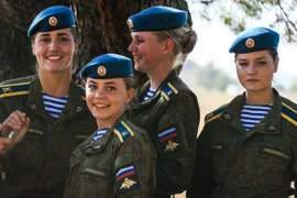 Ngắm vẻ đẹp hút hồn của các nữ binh sĩ Nga