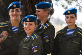 Ngắm vẻ đẹp hút hồn của các nữ binh sĩ Nga