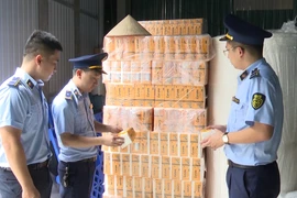 Đột kích xưởng sản xuất khăn giấy giả nhãn hiệu số lượng lớn