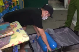 Giấu các bình "khí cười" trong vali để ngụy trang ship hàng cho khách