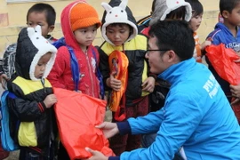 Ấm lòng những món quà từ doanh nghiệp du lịch gửi tặng trẻ em Sơn La