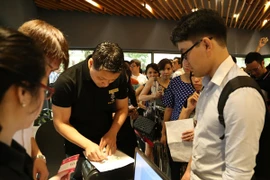 Thức trắng đêm xếp hàng để mua nhà – Chuyện thật như đùa?