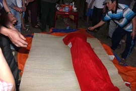 Cá ông nặng 80kg trôi dạt vào bờ được ngư dân làm lễ mai táng