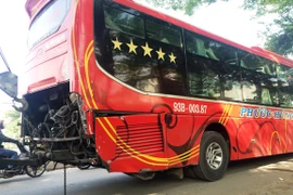 Đâm đuôi xe khách, xe tải lật khiến quốc lộ 1 ùn ứ nghiêm trọng