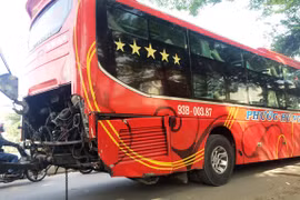 Đâm đuôi xe khách, xe tải lật khiến quốc lộ 1 ùn ứ nghiêm trọng