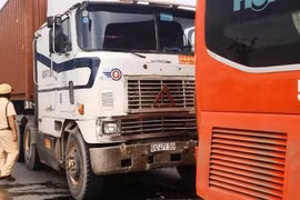 Container tông xe khách Phương Trang, hàng chục hành khách hoảng loạn