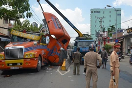 Cabin xe container bị cuộn sắt đè nát, tài xế thoát chết trong gang tấc